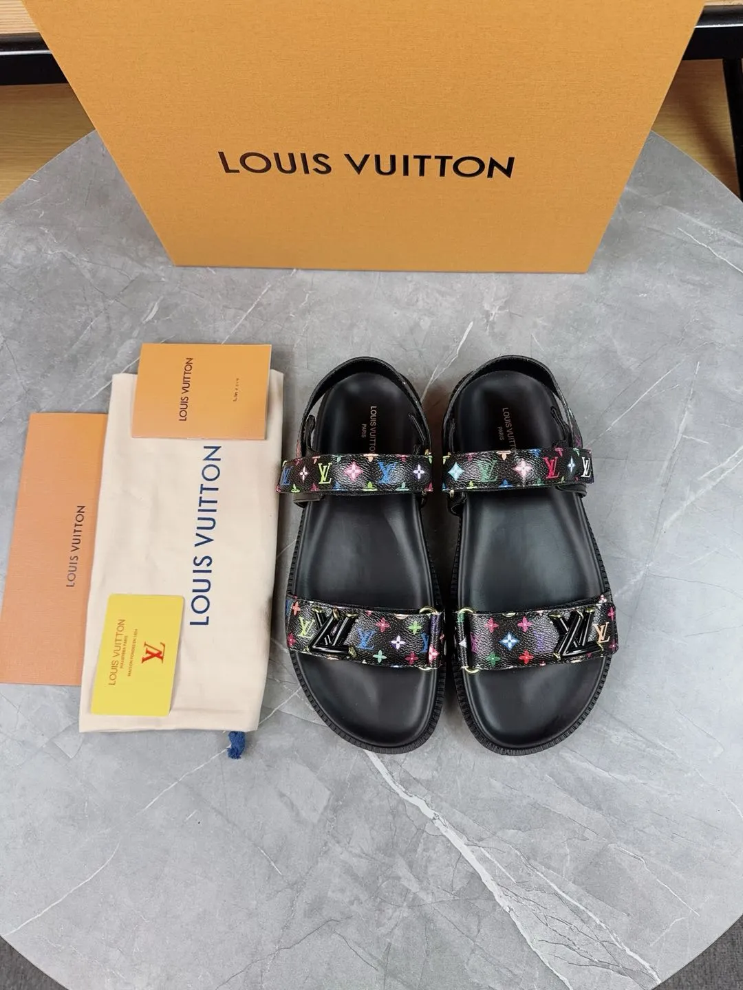 👟👟Ex-factory price 460👟👟 🌈LV | Louis Vuitton 🧡💚2025 spring and summer new style top version‼ ️The original version is the same. The counter focuses on the latest new beach shoes. Hard goods are new🆕 ❥Purchase level! Full of high-end feel! A popular model among bloggers at home and abroad, it’s retro and fashionable and looks amazing on your feet! Mainly recommended model on the official website★ ━━━━━ ЅᏇєєt ━━━━━ ▪️Upper: original customized leather ▪️Inner lining: cow lining ▪️Outsole: rubber PU combination high-end outsole ▪️Shoe size: 35-45 (35-45 customized
